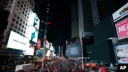 Pantallas apagadas en Times Square durante un corte de electricidad, el sábado 13 de julio de 2019 en Nueva York. (AP Foto/Michael Owens)