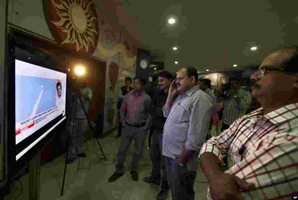 People watch the live telecast of the launch of Polar Satellite Launch Vehicle rocket carrying India's Mars spacecraft, New Delhi, Nov. 5, 2013.