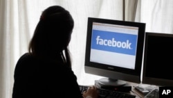 En total, 32 páginas en Facebook e Instagram fueron desactivadas. Red social no descarta conexión con Rusia.