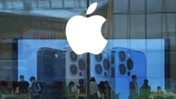 人們在北京的一家Apple商店試用iPhone產品。