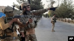 Pasukan khusus Afghan berpatroli di jalan yang saat pertempuran melawan kombatan Taliban di Lashkar Gah, Provinsi Helmand, selatan Afghanistan, Selasa, 3 Agustus 2021. 