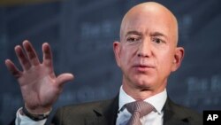 Jeff Bezos, fundador y director ejecutivo de Amazon, había dicho en 2013 que en poco tiempo drones llevarían compras a casas de clientes. Hasta la fecha no ha podido conseguir este propósito.