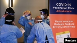 Staf medis bekerja di ruang tunggu di klinik vaksinasi COVID-19 di Bankstown Sports Club saat kota tersebut mengalami lockdown yang diperpanjang, di Sydney, Australia, 3 Agustus 2021. (Foto: Reuters)