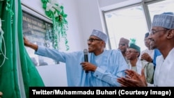 Le président Muhammadu Buhari inaugure le premier réseau de train léger destiné à désengorger les routes dans la région d’Abuja, au Nigeria, le 12 juillet 2018. (Twitter/Muhammadu Buhari)