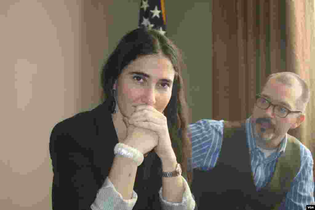 La creadora del blog "Generación Y" en Cuba, Yoani Sánchez señaló a la VOA que en cuestión de tecnología a Cuba se le llevan años luz. Yoani vino acompañada por el profesor Ted A. Henken, de Baruch College de la ciudad de Nueva York.