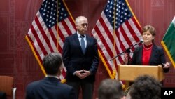 Сенатори США Джин Шагін та Том Тілліс. Фото: AP Photo/Denes Erdos