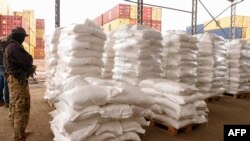 Esta fotografía difundida por la Secretaría Nacional Antidrogas de Paraguay (SENAD) muestra las bolsas correspondientes a un cargamento de cocaína escondido entre bolsas de azúcar incautadas durante la Operación "Dulzura" en Puerto Caacupemí, Asunción.