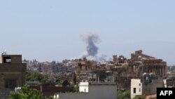 Asap membubung setelah serangan Israel di Baalbek, di lembah Bekaa, Lebanon, Rabu, 25 September 2024. (Foto: AFP)