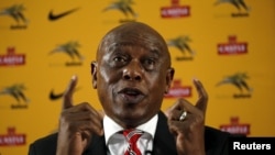 L'homme d'affaires sud-africain et ancien prisonnier politique Tokyo Sexwale parle au cours d'une conférence de presse à la maison SAFA à Johannesburg , le 27 Octobre 2015.
