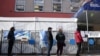 Una fila de personas espera para recibir la segunda dosis de la vacuna contra COVID-19 en un hospital de Manhattan, Nueva York, el 29 de marzo de 2021.