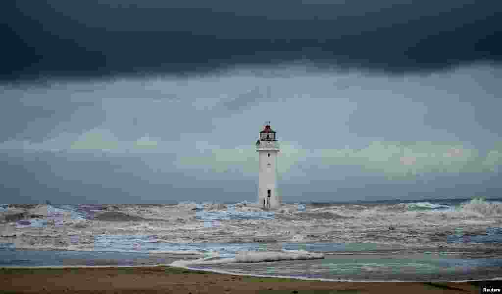 Mendung tebal tampak di atas mercusuar 'Perch Rock' di New Brighton, Inggris.