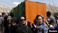 Para aktivis hak perempuan Afghanistan memanggul peti jenazah Farkhunda, perempuan Afghanistan yang dipukul dan dibakar sampai mati pada 19 Maret, dalam pemakamannya di Kabul (22/3). (Reuters/Mohammad Ismail)