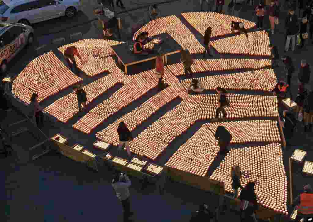 Ribuan lilin digabungkan untuk membentuk sebuah tanda 'hati' dengan menggunakan lebih dari 12.000 lilin selama Festival Cahaya di Halle, Jerman Timur.