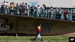La crisis venezolana ha generado una gran escasez de productos, que obliga a los ciudadanos a pasar largas horas haciendo cola para comprar productos.