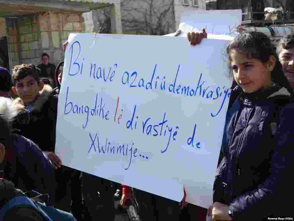 Xwepêşandan Zarokên Efrînê li Hember Navenda Rûsî