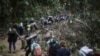 ARCHIVO: Migrantes avanzan por el Tapón del Darién desde Colombia a Panamá en su larga y compleja ruta para llegar hasta EEUU, el 9 de mayo de 2023. 