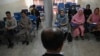 Estudiantes separados género con una cortina durante una clase en una universidad privada de Kabul, Afganistán, el 7 de septiembre de 2021.