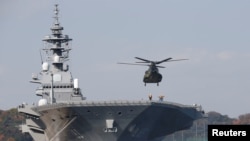 Sebuah helikopter mendarat di geladak kapal induk Jepang (JMSDF), Izumo, di pangkalan Yokosuka selatan Tokyo, Jepang, 6 Desember 2016 (Foto: dok).