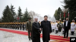 2016年1月23日，习近平主席同鲁哈尼在德黑兰萨阿达宫正式欢迎仪式前握手。
