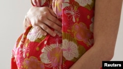 Seorang perempuan yang sedang mengandung di Bordeaux, Perancis, 28 April 2010. (Foto: Ilustrasi/ Reuters)