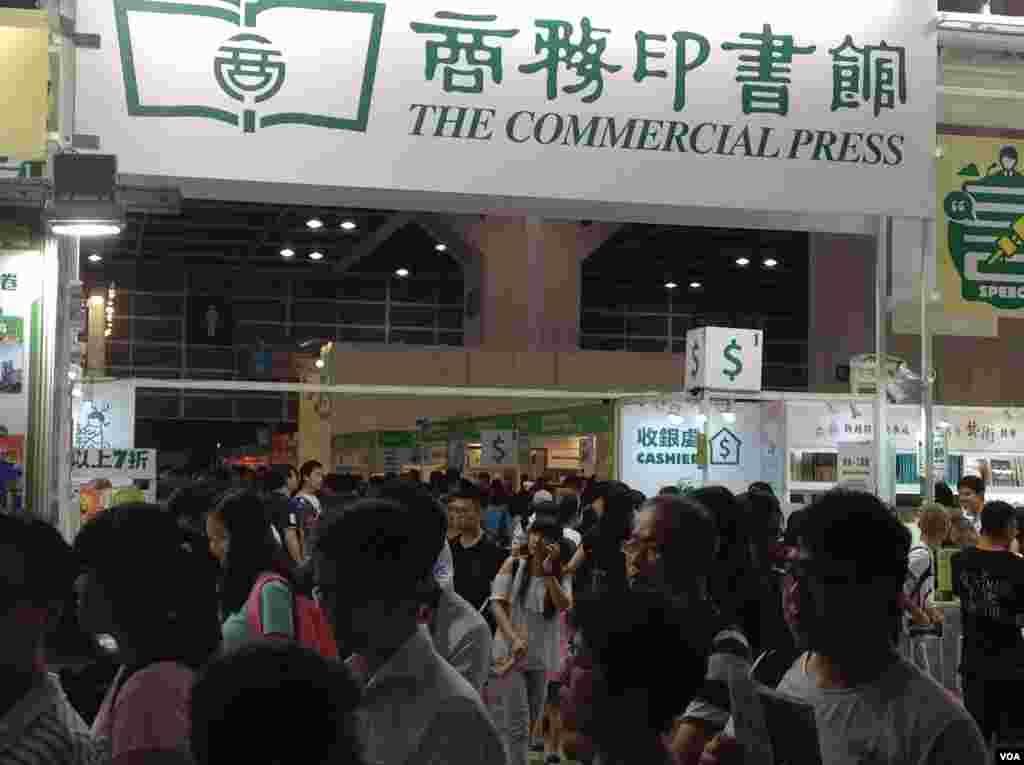 一年一度的香港書展7月20起在灣仔會展中心連續展出七天。據貿發局統計,共有640個書商參展,創下歷年新高,而主辦方也期待參觀人次可以再次突破百萬。