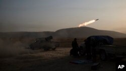 7일 이라크 모술 동부 바시크아에서 쿠르드 자치군 병사들이 이슬람 극단주의 무장단체 ISIL 진지를 향해 대포를 쏘고 있다.