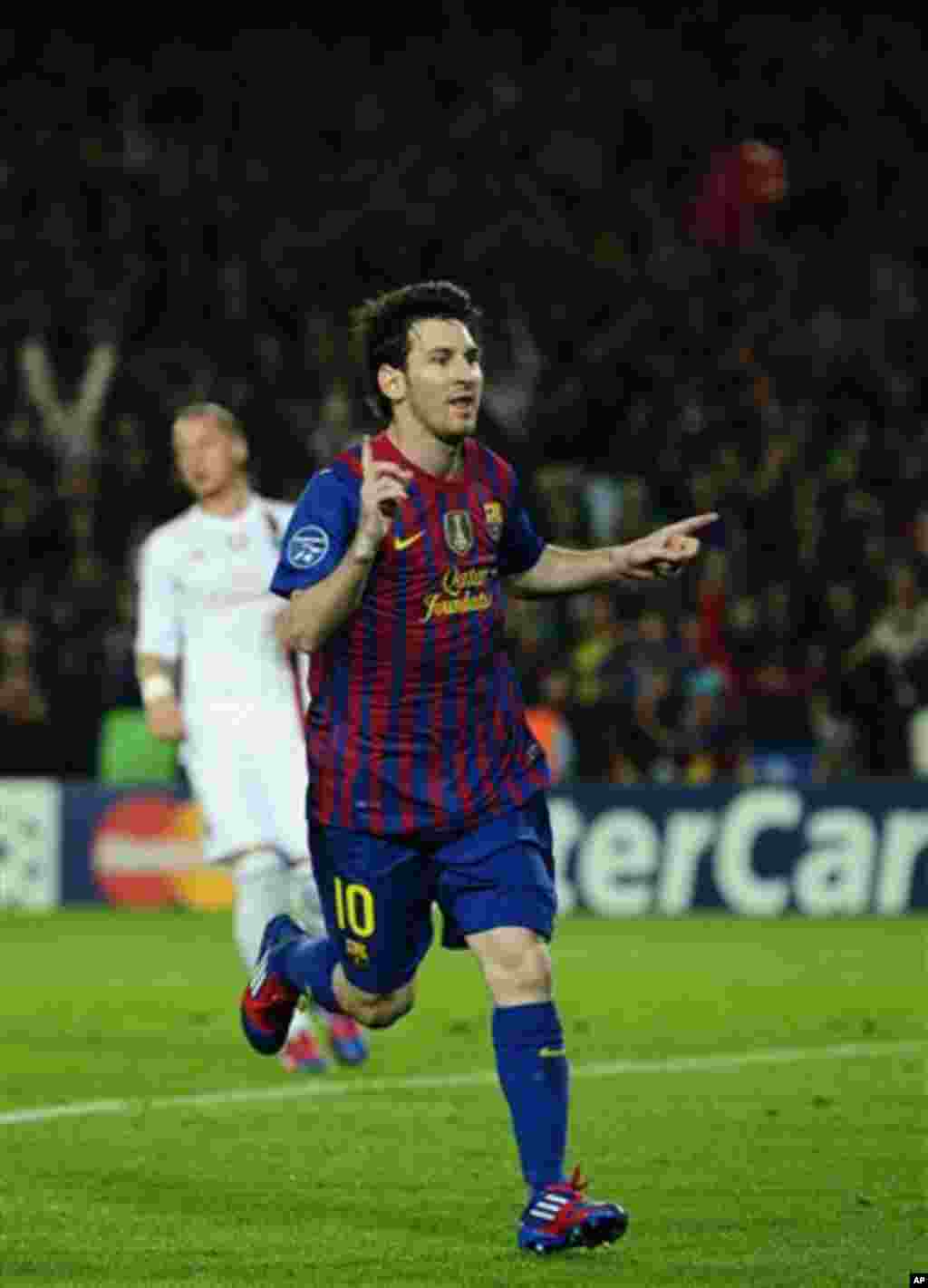 El jugador de fútbol argentino, Lionel Messi, es según la revista el “máximo goleador del Barcelona” y “el primero en la historia en anotar cinco goles en un partido de la Liga de Campeones”.