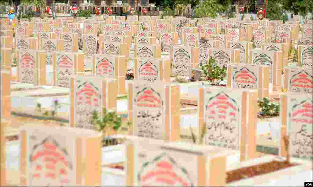  کتبے پر دعائیں اور ان کی کتابت حتیٰ کہ ان کے رنگ تک یکساں ہیں