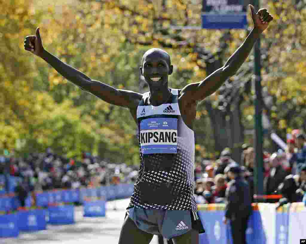 Wilson Kipsang of Kenya celebrates on the finish line after winning the the men's division of the 44th annual New York City Marathon in New York, Nov. 2, 2014.