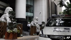 資料照：中國廣州中級法院大門外的警車、石獅子與保安。 （2015年5月7日）