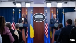 Menteri Pertahanan AS Lloyd Austin (kiri) dan Ketua Kepala Staf Gabungan Jenderal Charles Brown, menggelar konferensi pers usai pertemuan Kelompok Kontak Pertahanan Ukraina di Pentagon, Washington, DC, Jumat, 26 April 2024. (Foto: Saul Loeb/AFP)