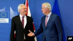 El negociador de la Unión Europea para la salida ordenada de Gran Bretaña, Michel Barnier, derecha, saluda al secretario de Estado británico, David Davis, antes de reunirse en Bruselas el lunes 19 de marzo.