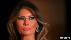 ស្រ្តី​ទី​១ Melania Trump ចូល​រួម​ក្នុង​ពិធី​កាកបាទ​ក្រហម​ប្រចាំឆ្នាំ​លើក​ទី​៦០នៅ​ក្លឹប Mar-a-Lago ទីក្រុង Palm Beach​ រដ្ឋ​ Florida កាល​ពី​ថ្ងៃទី​០៤ កុម្ភៈ ២០១៧។
