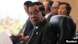 រូប​ឯកសារ៖ ​នាយករដ្ឋមន្ត្រី​កម្ពុជា លោក ហ៊ុន សែន ចូល​រួម​កិច្ចប្រជុំ​កំពូល​អាស៊ាន​លើក​ទី​៤២​នៅ​ប្រទេស​ឥណ្ឌូណេស៊ី កាល​ពី​ថ្ងៃ​ទី​១០ ខែ​ឧសភា ឆ្នាំ​២០២៣។ 
