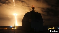 Badan Pertahanan Misil melakukan uji coba sistem persenjataan pencegat Aegis Misil Balistik Pertahanan dari Komples Uji Coba Misil Pertahanan Aegis Ashore di Kauai, Hawaii, 10 Desember 2015. 