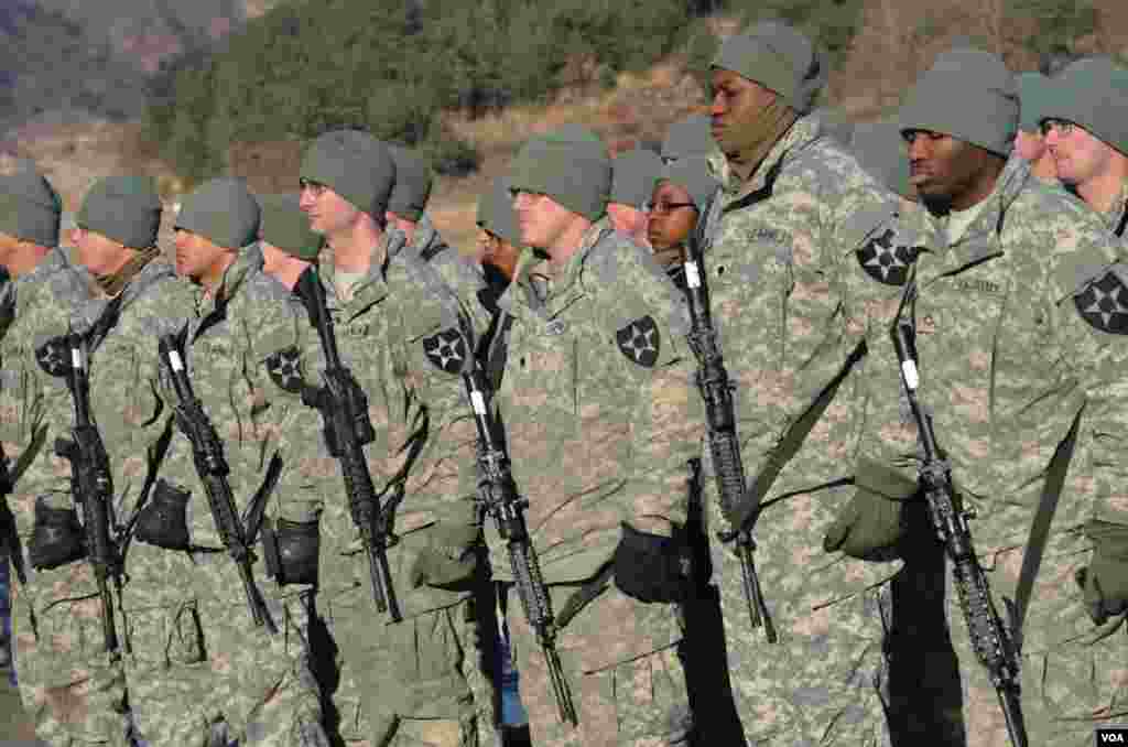 U.S. 2nd Infantry Division soldiers stand during a ceremony on a sunny but frigid day with the temperature at -10ºC, Pocheon, South Korea, January 25, 2013. (S. Herman/VOA)