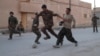 Des combattants kurdes jouant au football à Raqqa, le 26 juin 2017. En février 2020, s'est tenu à Amouda en zone kurde le premier championnat féminin de Syrie. (REUTERS/Goran Tomasevic)