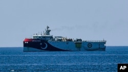 Kapal riset milik Turki, Oruc Reis, terlihat di pantai Laut Tengah, dekat Kota Antalya, Turki, 22 Juli 2020. (Foto: AP)
