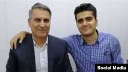 تصویری از منوچهر بختیاری (سمت چپ) در کنار فرزند خود پویا بختیاری که در اعتراضات آبان‌ماه گذشته کشته شد. 