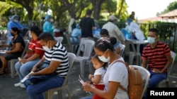 Un grupo de personas espera para someterse a una prueba de COVID-19 en Tecoluca, El Salvador, el 1 de agosto de 2021.