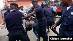 Polícias agridem cidadãos por alegadamente violarem o confinamento obrigatório. Avenida dos Antigos Combatentes, Bissau. Guiné-Bissau, 19 de abril, 2020