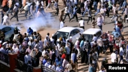 
Para demonstran melarikan diri untuk menghindari tembakan gas air mata saat menggelar unjuk rasa anti-pemerintah di Khartoum, Sudan, 25 Desember 2018.
