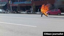 当地传来的照片显示藏族男子多杰仁青在甘南夏河县武装部附近自焚（民众向美国之音藏语组提供）