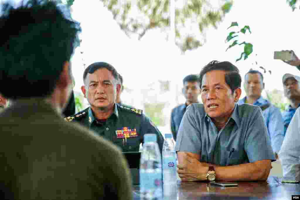 អភិបាលរាជធានីភ្នំពេញ លោក ឃួង ស្រេង ជួបជាមួយអ្នកតំណាងប្រជាពលរដ្ឋមកពីខេត្តក្រចេះដើម្បីពិភាក្សាអំពីដំណោះស្រាយនិងទទួលញត្តិទាក់ទិននឹងជម្លោះដីធ្លី នៅក្បែរគេហដ្ឋានរបស់នាយករដ្ឋមន្រ្តីកម្ពុជាលោក ហ៊ុន សែន កាលពីថ្ងៃទី២៣ មេសា ឆ្នាំ២០១៨។ (ទុំ ម្លិះ/VOA)