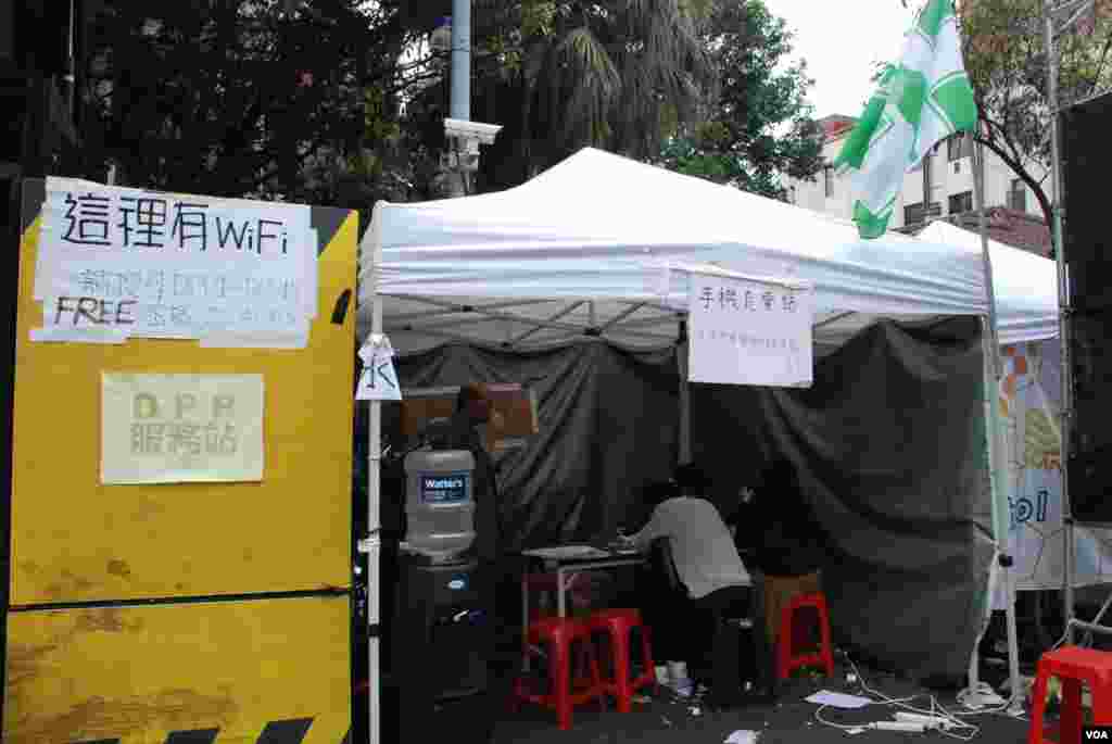 佔領立法院期間,台灣立法院外設有手機充電站並提供無線網絡