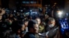 Aktivis pro-demokrasi dan pengacara hak asasi manusia Arnon Nampha, tengah, di kantor polisi setelah unjuk rasa di Monumen Demokrasi di Bangkok, Thailand. (Foto: AP)