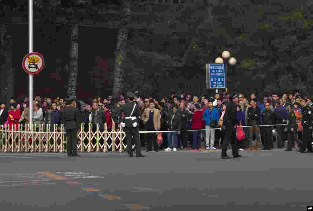 2013年10月28日天安门汽车起火撞击案发生后，武警和便衣警察封锁通往天安门的人行便道