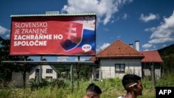 На передвиборчому білборді словацької соціал-демократичної та лівої націоналістичної партії Глас написано «Словаччина поранена, врятуймо її разом». Нещодавній замах на прем'єр-популіста Словаччини Роберта Фіцо сколихнув країну і ЄС. Фото з дня виборів 8-го червня 2024 року. (AFP)