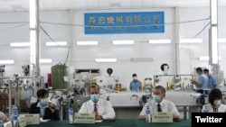 資料照片：美國衛生部長阿扎爾(左2)2020年8月11日參訪台灣一家口罩機工廠(取自阿扎爾推特)