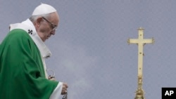 El papa Francisco extiende incienso en el altar durante una misa al aire libre en el parque Santakos, en Kaunas, Lituania, el domingo, 23 de septiembre de 2018.
